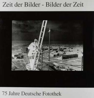 Vordertafel: Der Fotograf Walter Hahn beim Fotografieren des Goldenen Mannes auf dem Dresdner Rathausturm