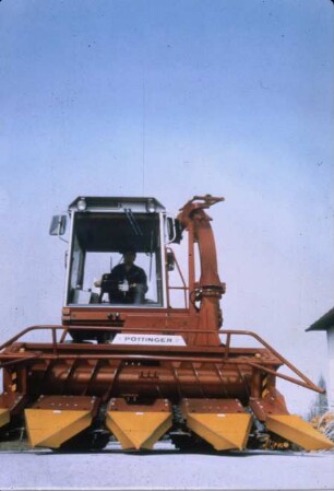 Fotografie: Erntetechnik, Silomais, Feldhäcksler, Maishäcksler angebaut, Rückfahreinrichtung, Systemtraktor