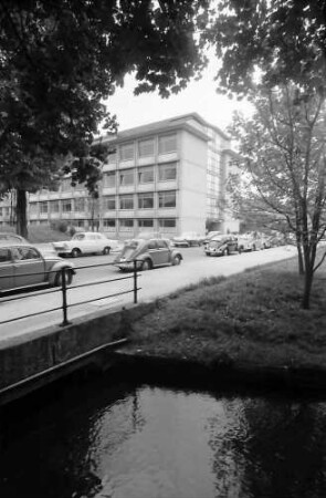 Freiburg: Uni-Bauten, Chemisches Institut vom Geographischen Institut aus mit Gewerbebach