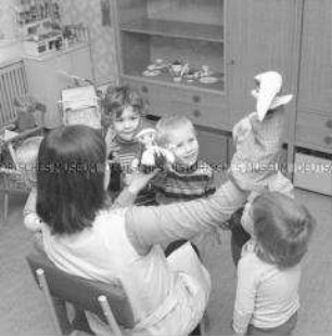 Erzieherin bei Handpuppenspiel mit Kindern des Kindergartens in der Dregerhoffstraße in Berlin-Köpenick