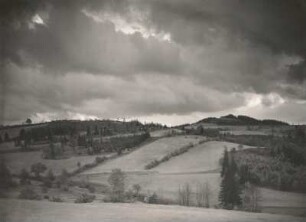 Osterzgebirge. Špičák (deutsch Sattelberg, auch Schönwalder Spitzberg). (Tschechien). Sattelbergwiesen von Ost gesehen. Herbstwetter