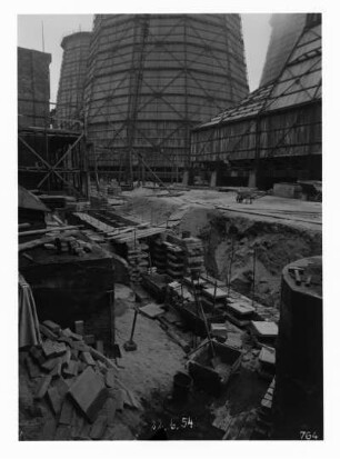 Industrie-Kraftwerk. Bauarbeiten am Kabelkanal zum Pumpenhaus, im Mittelgrund Kühltürme : Lauta (Niederlausitz). Industrie-Kraftwerk. Bauarbeiten am Kabelkanal zum Pumpenhaus, im Mittelgrund Kühltürme