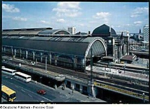 Empfangsgebäude : Hauptbahnhof (1893-1898; E. Giese, P. Weidner), Empfangsgebäude. Blick vom Büro- und Geschäftshaus, Friedrich-List-Platz 2, über die südliche Bahnsteighalle
