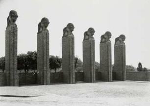 Darmstadt, Löwentor : Darmstadt. Löwentor auf der Rosenhöhe. Eingangsseite