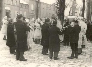 Zapust in Dissen : Gesellschaftliche Volkskultur - Frühling. Ort: Dešno / Dissen. Zapust (Fastnacht). Zampern.