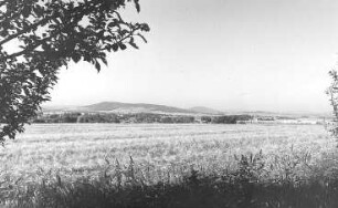 Reichenbach/O.L.-Mengelsdorf. Blick vom Windmühlenberg über Reichenbach zum Rotstein
