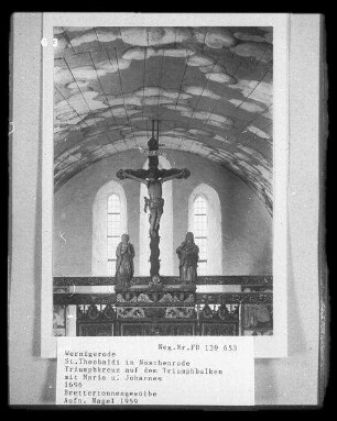 Triumpfkreuz auf dem Triumphbalken mit Maria und Johannes