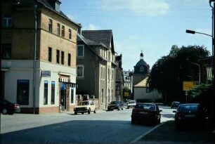 Straße mit Gebäuden, Geschäften, PKW