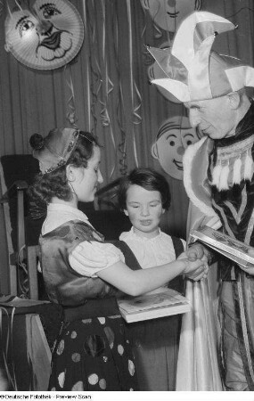 Kostümierte Mädchen und der Karnevalsprinz bei einer Faschingsfeier im Haus der Pioniere