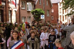 Kindervogelschießen: Umzug am Kirchberg