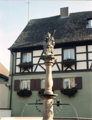 Merdingen: Brunnen mit Gasthaus zum Pfauen