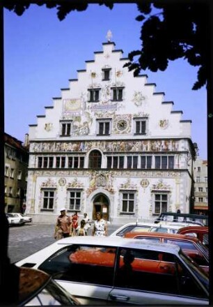 Lindau: Rathaus, restaurierte Südfassade, Vordergrund Autos