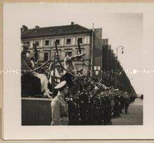 Hitler auf einer Tribüne auf dem Tag der deutschen Kunst in München