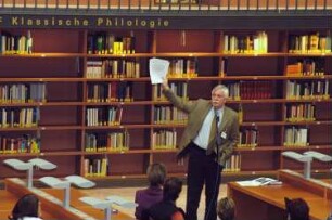 Dr. Thomas Bürger stellt den Mitarbeiterinnen und Mitarbeitern seine Überlegungen zur weiteren Entwicklung der SLUB vor