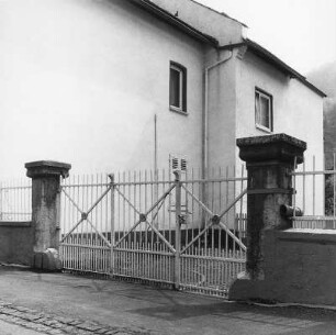 Hofmauer und -tor; Weilburg, Untergasse 13, Untergasse 11
