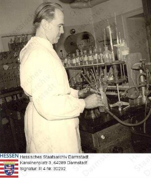 Gießen, Chemisches Untersuchungsamt / Laborfoto, hier: Praktikant Erich Muskat (* 1932), späterer Leiter und Prof. Dr., im Labor