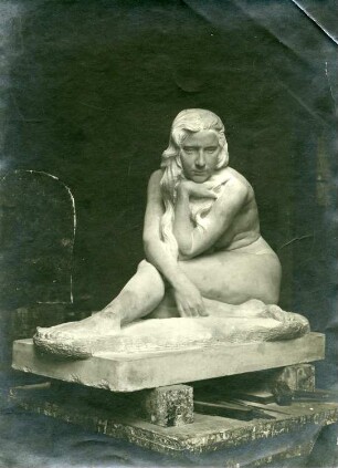 Sitzender Mädchenakt mit langem offenem Haar : Sitzender Mädchenakt mit langem offenem Haar. Wohl Originalmodell (um 1910; C. Brose) im Atelier des Künstlers (vielleicht in Dresden)