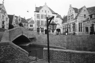 Brüssel: belgisches Dorf um 1900, Gasse, Brücke, Vordergrund Laterne