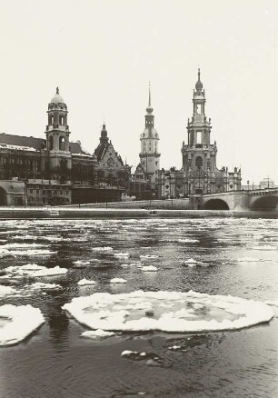 Dresden, Blick vom Neustädter Elbufer auf die Altstadt bei Eisgang