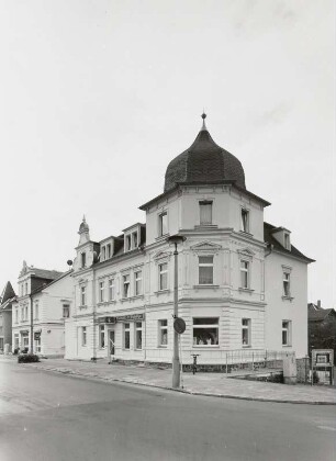 Wohnhaus mit Laden