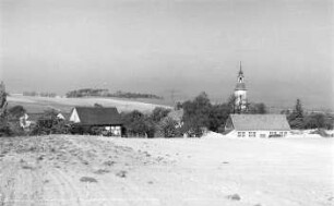 Markersdorf-Friedersdorf. Blick auf Ort und Kirche vom ehem. Windmühlenstandort aus