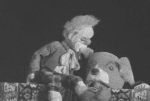 Szene aus einem Puppentheaterstück mit Clown und Hund