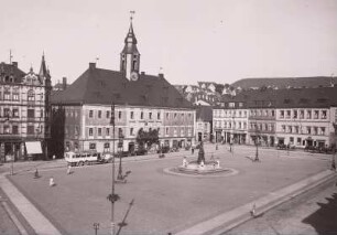 Annaberg-Buchholz, Marktplatz : Annaberg-Buchholz, Marktplatz. Blick von Westen auf das Rathaus, davor Kraftomnibus, dreiachsig