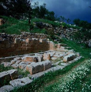 Exedra am Theater (Ruine), Lato