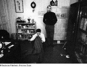 Achim Roth, Arbeitskollege des Fotografen an der Deutschen Hochschule für Filmkunst in Potsdam-Babelsberg, in einer Wohnung