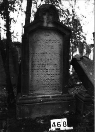 Grabstein 468 (Index: 99629969) Material: Sandstein Zustand: stark verwittert/Textverlust Maße HxBxT: 137x51x19 cm Beschreibung: Stele auf Sock. m. giebelart. Abschl. m. Rundbogenaufsatz; Schriftfeld eingetieft: Grabstein 468