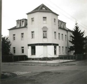 Dresden-Cossebaude, Heinrich-Mann-Straße 10 / Ecke August-Bebel-Straße. Wohnhaus mit Laden (um 1895/1900). Eckansicht