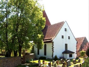 Kirche von Nordwesten (Langhaus Neubau Jahr 1739-Kirchturm im Kern Spärtomanisch) über Kirchhof