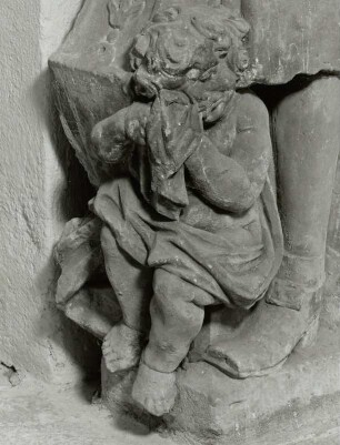 Weinender Putto