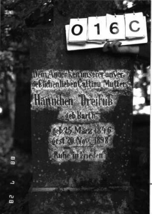 Grabstein 16 (Index: 100101164) Material: Sandstein mit schwarzer Granitplatte unten Zustand: gut Maße HxBxT: 154x51x22 cm Beschreibung: Stele, getreppter Sockel, getreppter Abschluß mit Kugelaufsatz, Schriftfeld mit Maßwerk Symbolik: Maßwerk: Grabstein 16C