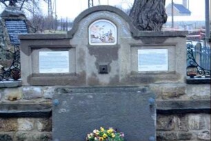 Drei-Monarchen-Denkmal; Gedenkstein zur Erinnerung an Treffen dreier Fürsten 1813 nach der Völkerschlacht (russischer Zar, österreichischer Kaiser, preußischer König)