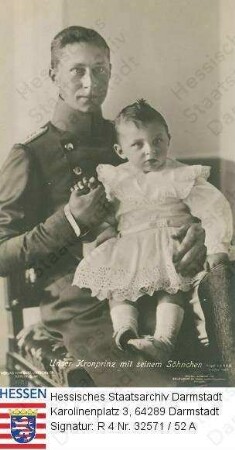 Wilhelm Kronprinz v. Preußen (1882-1951) / Porträt in Uniform mit Sohn Kronprinz Wilhelm (1906-1940) auf dem Schoß, Halb- bzw. Ganzfigur
