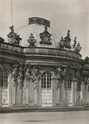 Potsdam. Park Sanssouci, Schloß Sanssouci (1745-1748; Georg Wenceslaus von Knobelsdorff). Gartenseite: Ausschnitt Mittelteil von Südwest