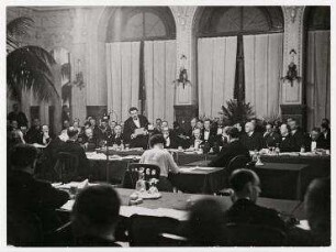 Der französische Ministerpräsident Édouard Herriot spricht auf der vorletzten Vollsitzung der Lausanner Abrüstungskonferenz