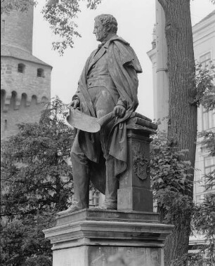 Denkmal für Gottlob Ludwig Demiani : Denkmal für Gottlob Ludwig Demiani. Bronze, Sandstein (1862; J. Schilling). Statue. Görlitz-Altstadt, Demianiplatz