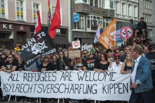 10.000 Menschen haben heute in Hamburg gegen Fremdenhass und rechte Hetze demonstriert. Anlass war die Kundgebung eines "Merkel muss weg"-Bündnisses am Gänsemarkt mit unter 200 Teilnehmern. Anmelder der Rechten war Kiezgröße Thomas "Togger" Gardlo, früherer Leibwächter von Ronald Schill und Trainer der "Identitären Bewegung". Hier: friedliche Gegendemonstranten am Rand des Platzes