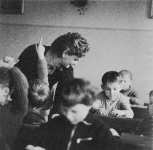Herzogswalde. Allgemeinbildende polytechnische Oberschule. Schulklasse mit Lehrerin Frau Gotsche
