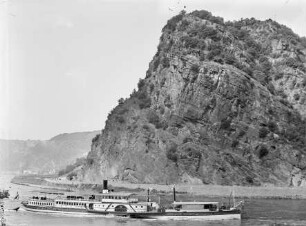 Loreleyfelsen bei Sankt Goarshausen mit dem Ausflugsdampfer Willem III im Vordergrund