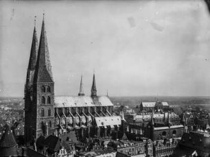 Lübecker Marienkirche : Südansicht der Lübecker Marienkirche mit dem Strebewerk über dem Seitenschiff