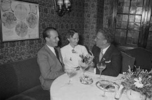 Private Aufnahmen. Feier in kleinem Kreis, links der Bordfotograf Franz Grasser