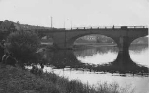 Mainufer Aschaffenburg mit Bogenbrücke