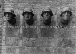 Köpfe sterbender Krieger im "offenen Gedächtnisraum", Vierer-Gruppe an der rechten Wand (Ansicht frontal) - Kriegerdenkmal in Bad Freienwalde/Oder