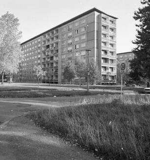 Chemnitz-Altendorf, Am Karbel 64/68. Wohnblock (um 1980?). Straßenansicht (von der Rudolf-Krahl-Straße)