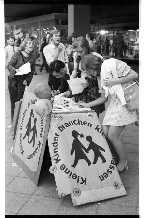 Kleinbildnegativ: Unterschriftensammlung der GEW, 1972