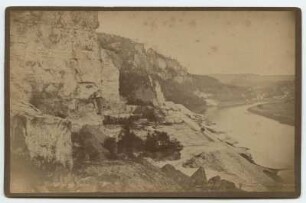 Sächsische Schweiz. Elbtal bei der Bastei. Felswände rechts der Elbe zwischen Wehlen und Rathen ("Weiße Wände", aufgelassene Steinbrüche). Blick elbauf. Fotografie von Hermann Krone (Kabinett, brauner Karton mit Prägestempel)