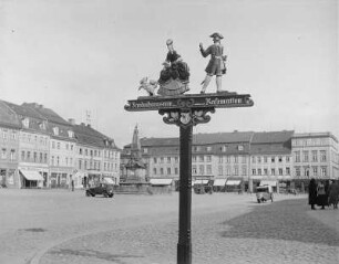 Küstrin (Kostrzyn), Marktplatz. Blick von der Ecke Kietzer Straße / Webergasse über den Platz mit Wegweiser "Friedrichsmuseum - Kasematten"